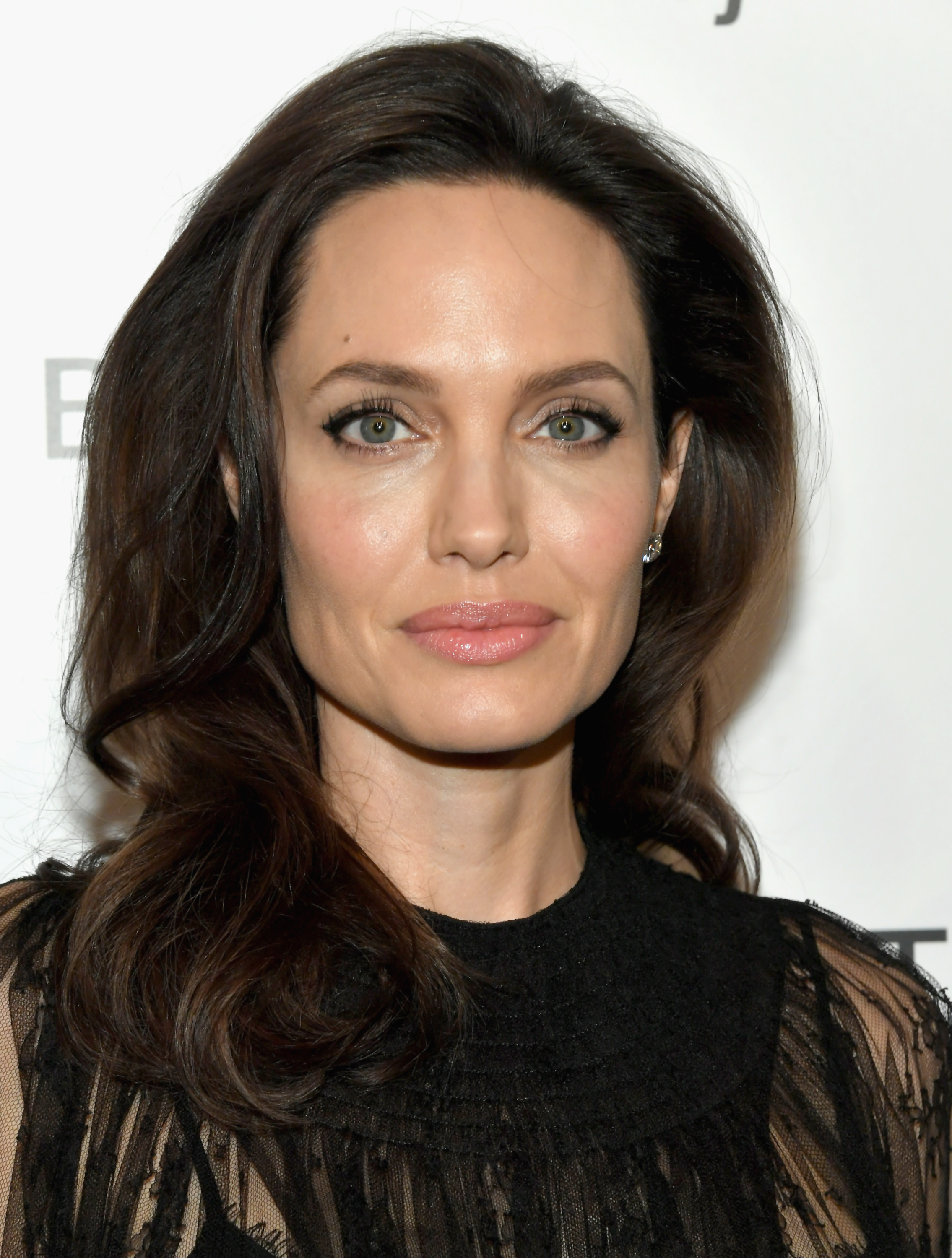 Η δερματολόγος της Angelina Jolie αποκάλυψε όλα τα μυστικά ομορφιάς της!