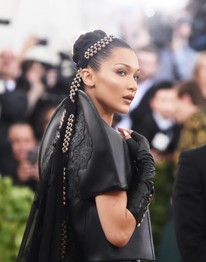 Met Gala 2018: το αξεσουάρ που φόρεσε η Bella Hadid στα μαλλιά της ζύγιζε 4.5 κιλά! | tlife.gr