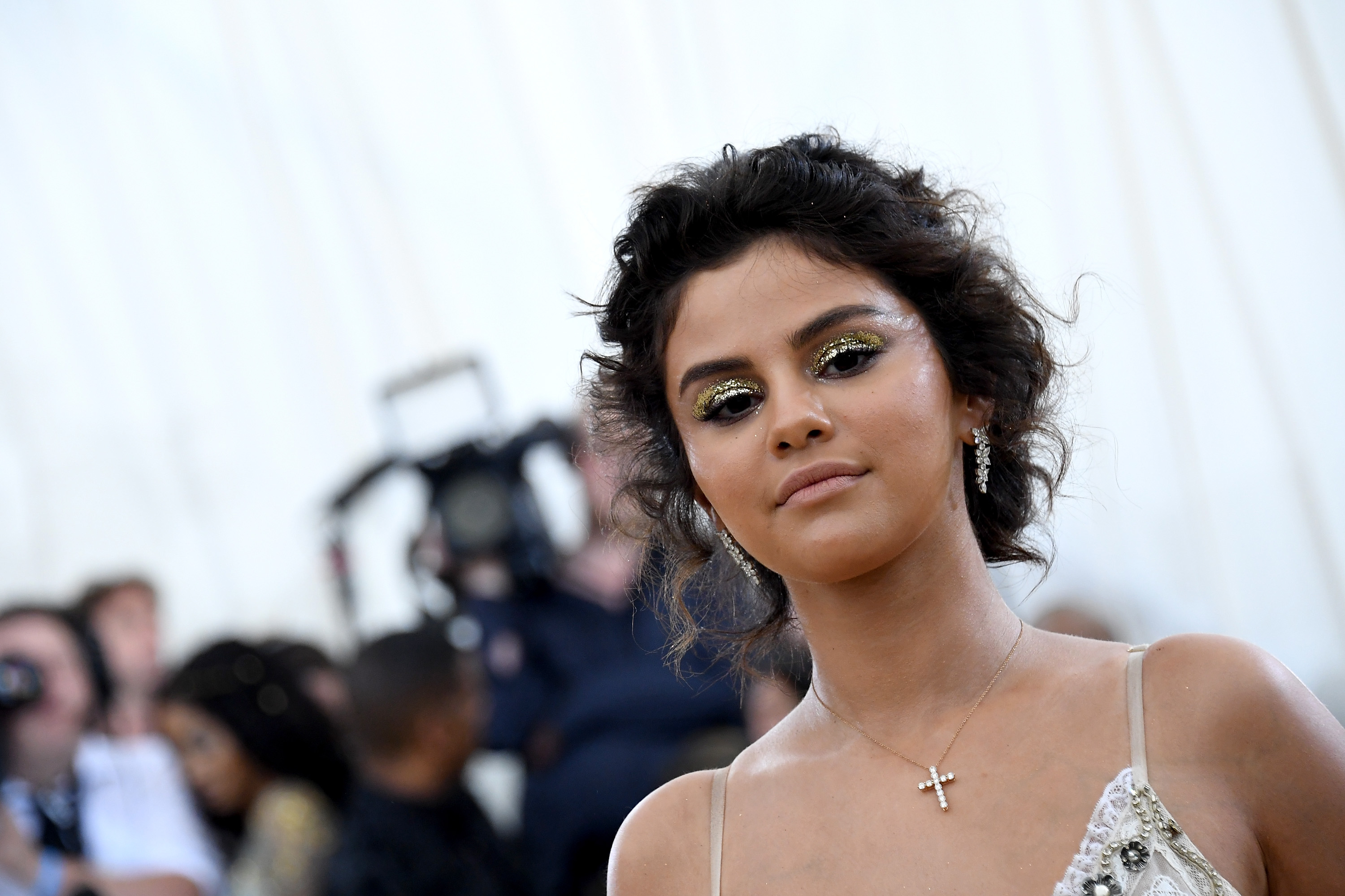 Η Selena Gomez είπε επιτέλους πώς ένιωσε για την αποτυχημένη εμφάνισή της στο Met Gala και το spray tan!