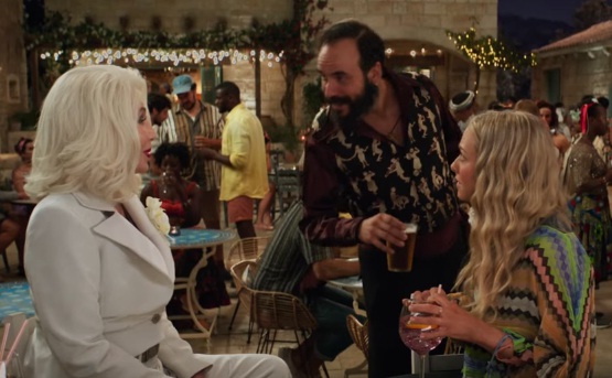 Ο Πάνος Μουζουράκης στο Mamma Mia 2, δίπλα στη Cher! Δες τις πρώτες εικόνες – Video