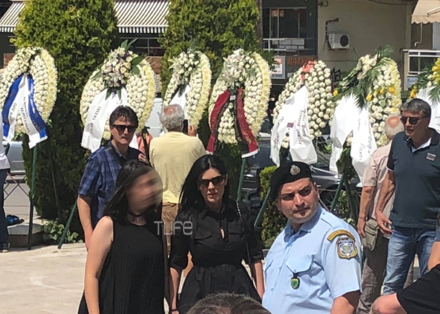 Σάννυ Μπαλτζή: Στην κηδεία του Χάρρυ Κλυνν με την εγγονή του [pics]