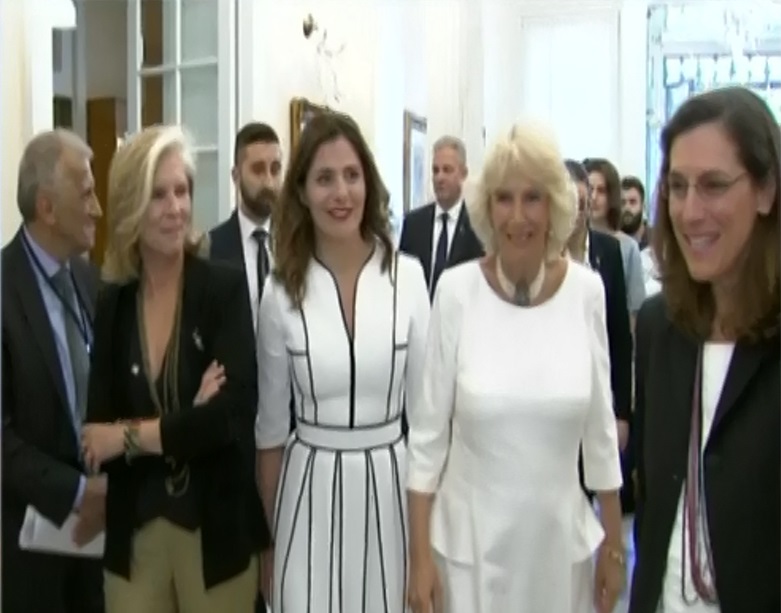 Εντυπωσιακή η Μπέττυ Μπαζιάνα στη συνάντηση με την Καμίλα! [vid]