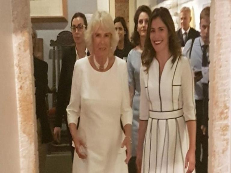 Μπέτυ Μπαζιάνα: Ξενάγησε την Καμίλα στο Μουσείο Μπενάκη [vid, pics]