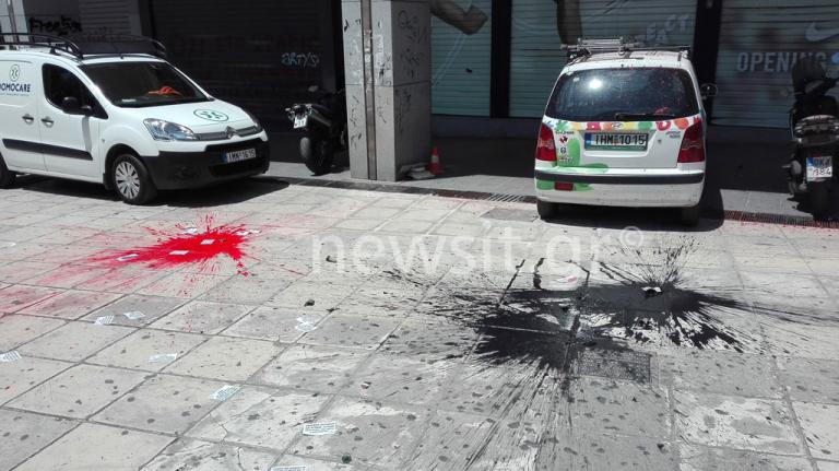 Ένταση στην πορεία! Πέταξαν μπουκάλια με μπογιές στο υπουργείο Οικονομικών – Χημικά και κρότου λάμψης στην Φιλελλήνων