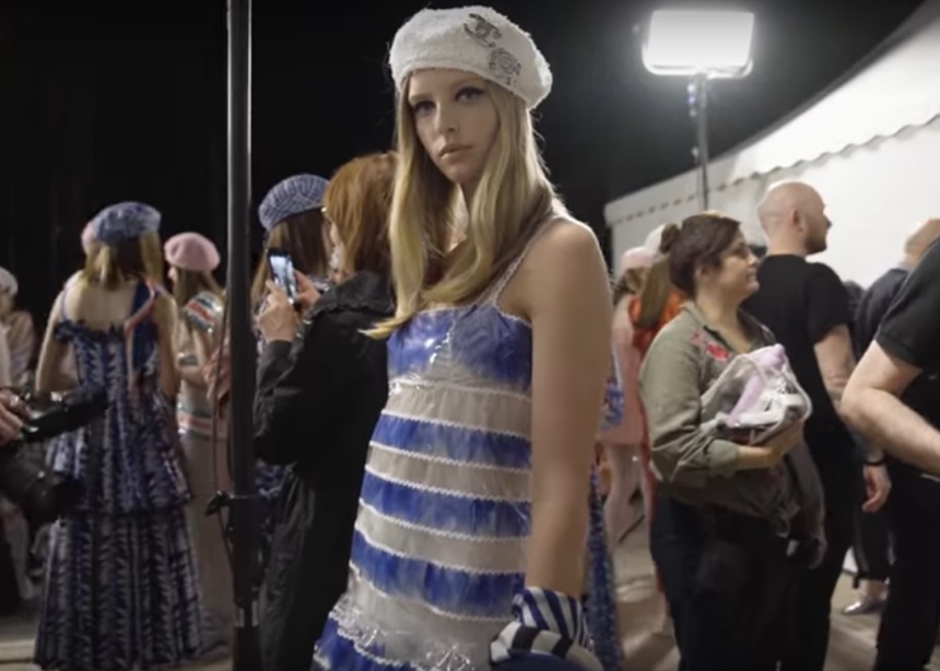 Chanel: Πως κατασκευάζεται ένα εντυπωσιακό φόρεμα διακοσμημένο με 500 φτερά