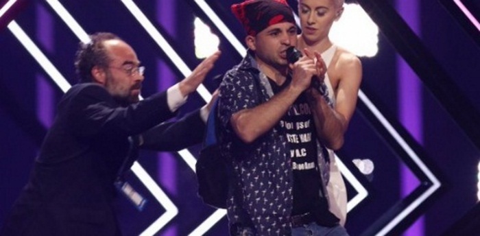 Eurovision 2018: Ποιος είναι ο άντρας που εισέβαλε στη σκηνή κατά τη διάρκεια εμφάνισης του Ηνωμένου Βασιλείου; [pics]