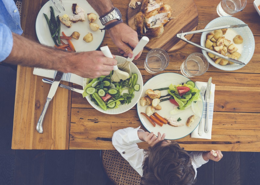 Όταν η οικογένεια μαζεύεται στο τραπέζι: Τέσσερα σημαντικά οφέλη για τα παιδιά