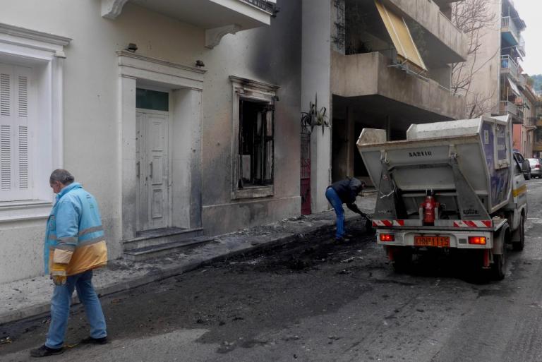 Συντονισμένες επιθέσεις αναρχικών στα Εξάρχεια – Μολότοφ στο σπίτι του Αλέκου Φλαμπουράρη και στα γραφεία του ΠΑΣΟΚ