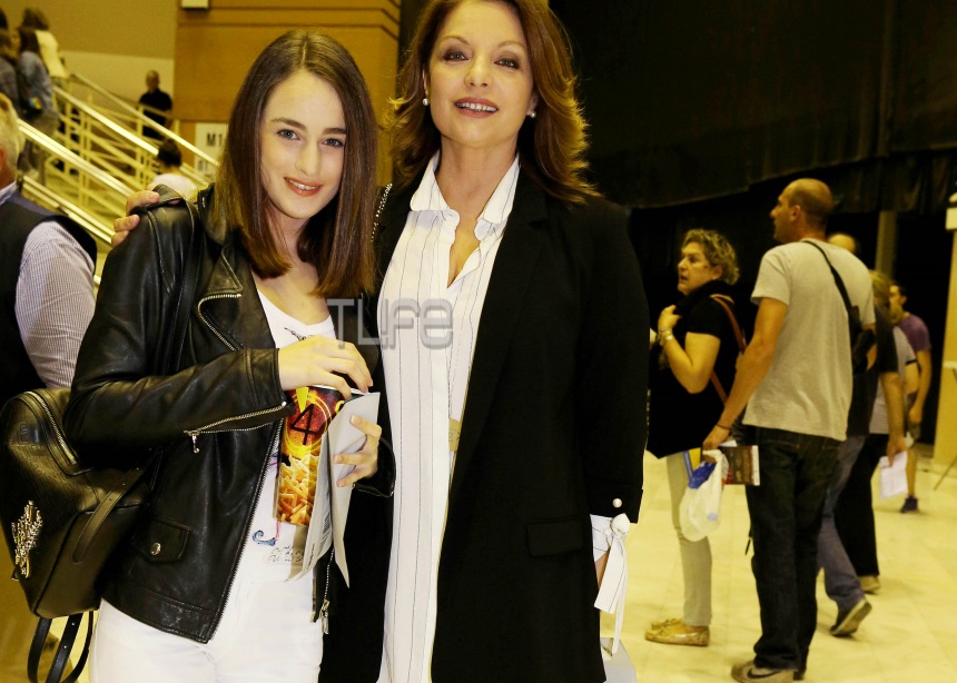 Άντζελα Γκερέκου: Σε συναυλία με την κούκλα κόρη της!