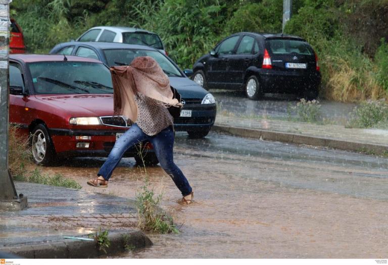 Καιρός: Αποτρελάθηκε! Βροχές… παντού σήμερα!