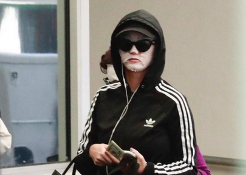 Oh no! Η Katy Perry βγήκε στο δρόμο με sheet mask και πρέπει να το συζητήσουμε!