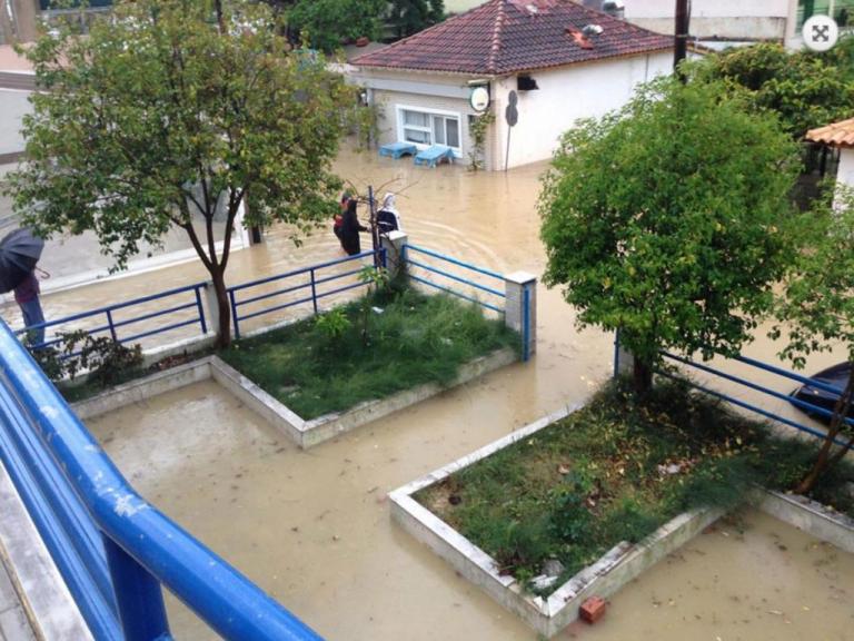 «Βούλιαξε» η Λευκάδα! Εικόνες καταστροφής, κλειστά σχολεία στη Βασιλική [pics, vid]