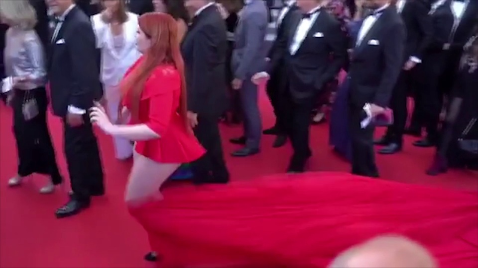 Plus size μοντέλο μένει με… τα εσώρουχα στο κόκκινο χαλί, όταν κάποιος πατάει το φόρεμά του! VIDEO | tlife.gr Plus size μοντέλο μένει με… τα εσώρουχα στο κόκκινο χαλί, όταν κάποιος πατάει το φόρεμά του! VIDEO | tlife.gr