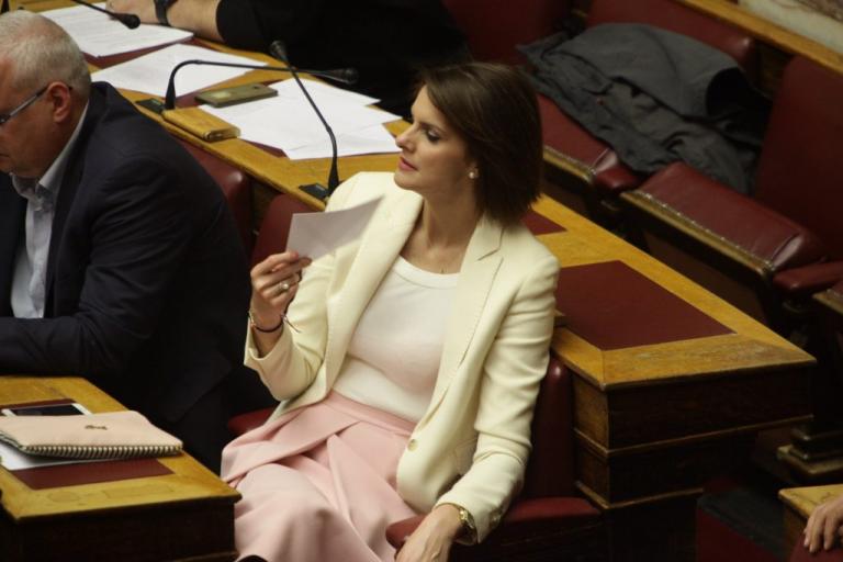 Αναδοχή από ομόφυλα ζευγάρια: Η Μάρκου εισηγήθηκε την καταψήφιση, αλλά τελικά υπερψήφισε το νομοσχέδιο!