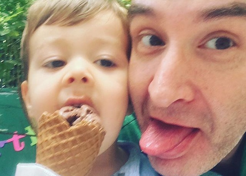 Νίκος Ορφανός: Τρώει παγωτό με το γιο του στην Κηφισιά [pics]