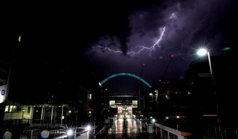 Λονδίνο: Χαμός στο αεροδρόμιο Στάνστεντ! 15.000 κεραυνοί σε 4 ώρες [vids, pics]