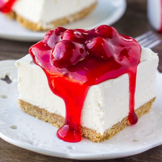 Cheesecake βανίλιας με γλυκό του κουταλιού κεράσι | tlife.gr Cheesecake βανίλιας με γλυκό του κουταλιού κεράσι | tlife.gr