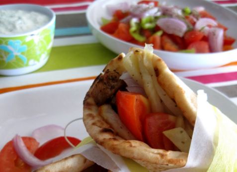 Πάρε βαθιά ανάσα: Πόσες θερμίδες έχει ένα σουβλάκι και πόσες μια χωριάτικη σαλάτα…