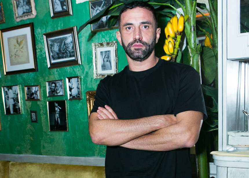 Riccardo Tisci: Τα πρώτα σχέδια που “επιμελήθηκε” για τον Burberry τιμούν την κληρονομιά του οίκου