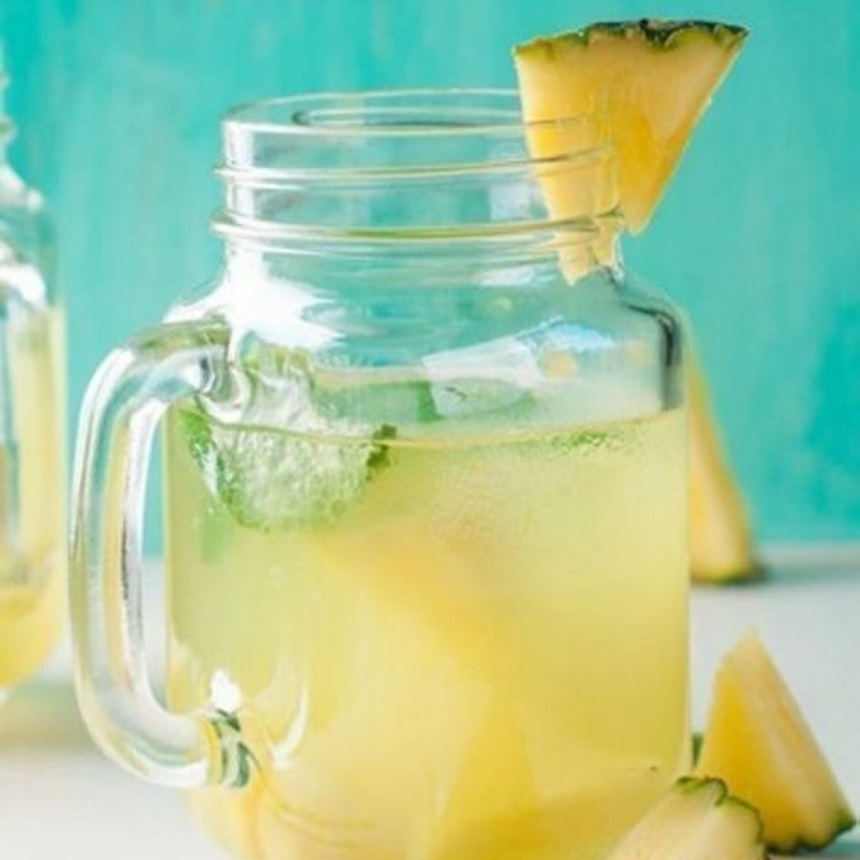 Detox water με μάνγκο και ανανά