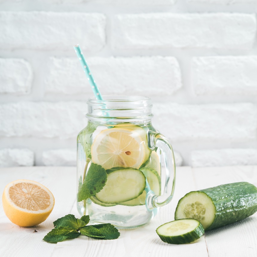 Detox water με αγγούρι και λεμόνι