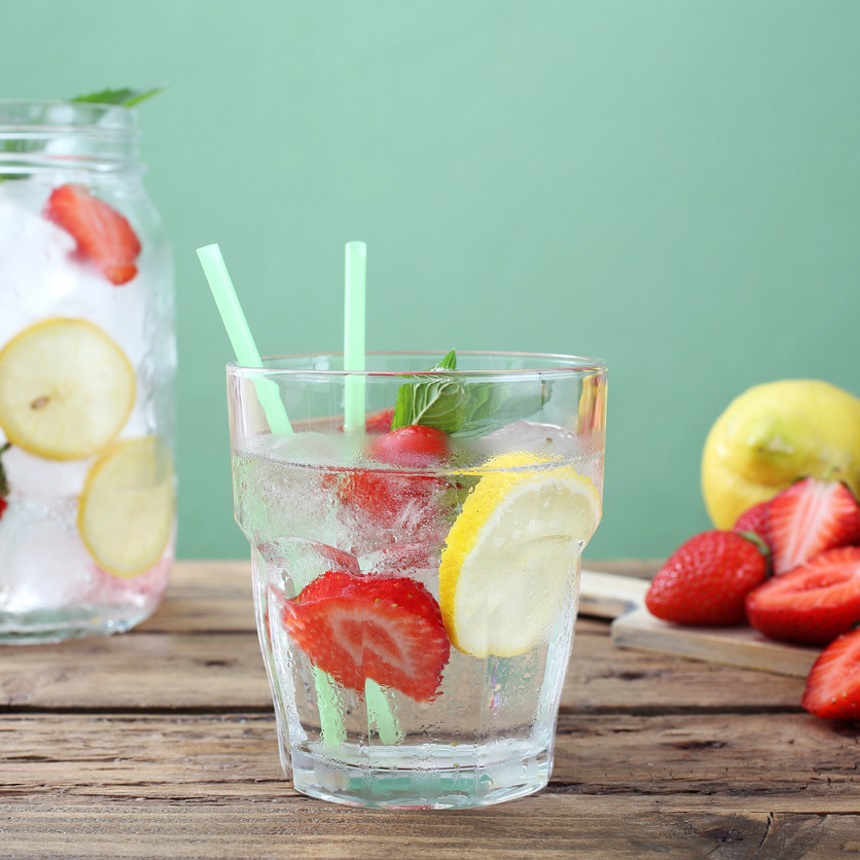 Detox water με φράουλες και λεμόνι