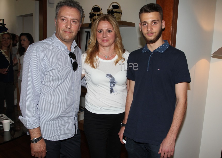 Δημήτρης Οικονόμου – Αλεξία Κουλούρη: Σπάνια εμφάνιση με το γιο τους στο Κολωνάκι!