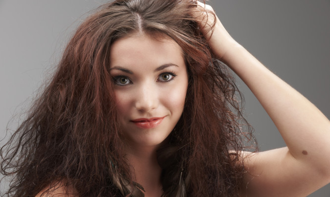 Μαλλιά που φριζάρουν το καλοκαίρι; Δες τι να κάνεις