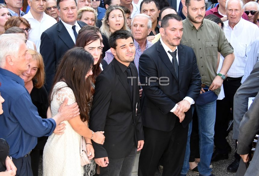 «Λύγισε» ο Πύρρος Δήμας στην κηδεία της συζύγου του – Συντετριμμένος στάθηκε πλάι στα παιδιά του | tlife.gr
