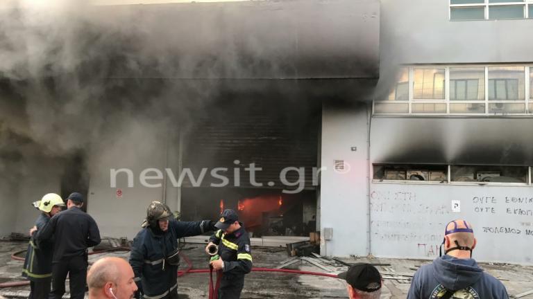 Καταστράφηκε η επιχείρηση ηλεκτρικών του Νίκου Καρώνη – Ζημιές και σε σπίτια από τη μεγάλη φωτιά στο Περιστέρι