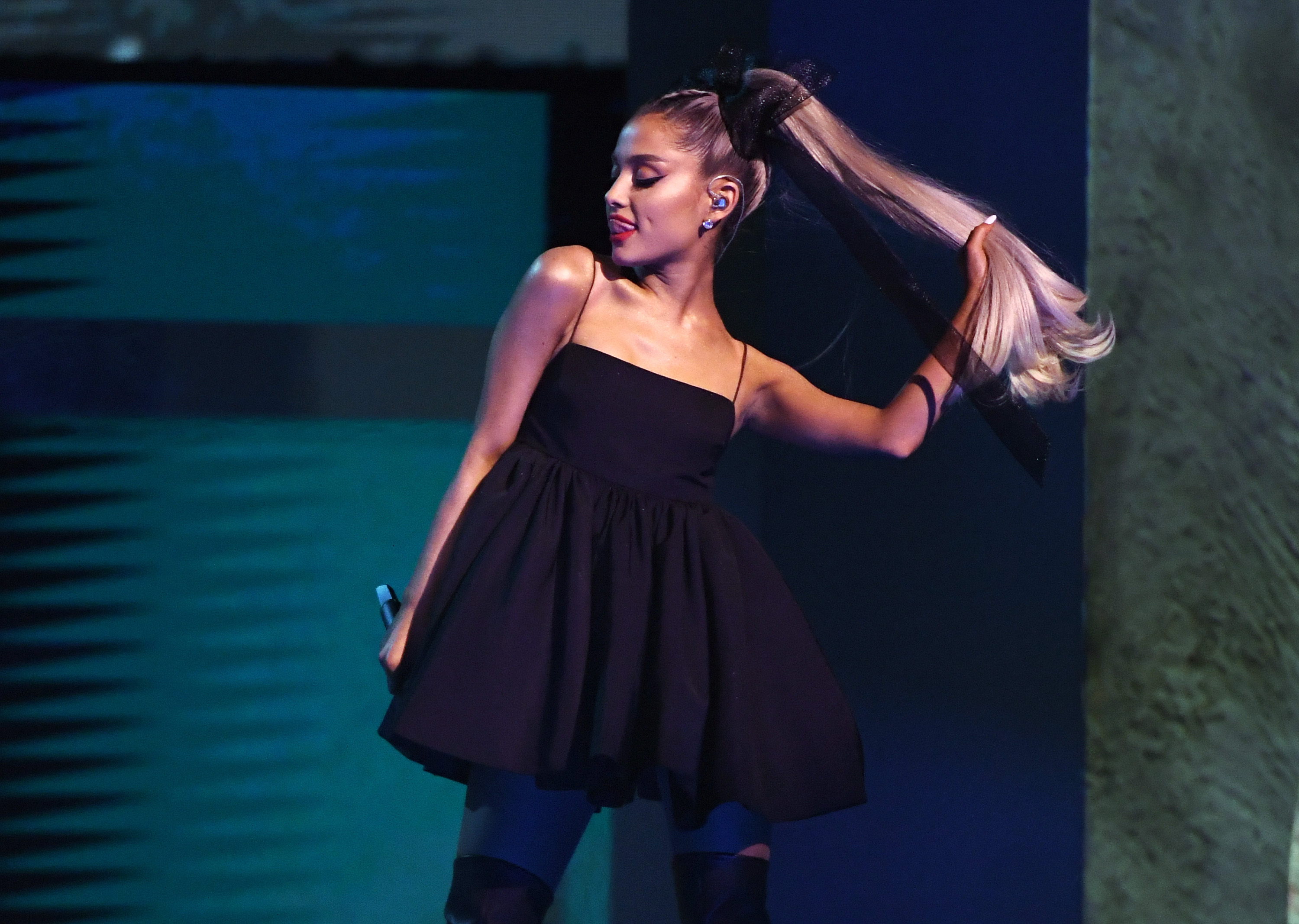 Η Ariana Grande άφησε τα μαλλιά της κάτω για το εξώφυλλο της Vogue και ήταν αγνώριστη!
