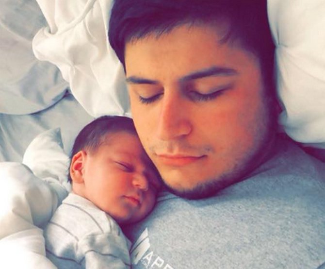 Αποκοιμήθηκε με το μωράκι του αγκαλιά – Το πλάκωσε και πέθανε