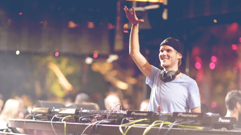 Σε κλειστό κύκλο η κηδεία του Avicii, επτά εβδομάδες μετά τον θάνατό του [pics]