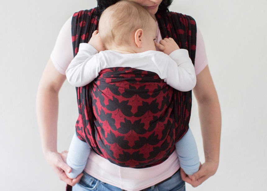 Babywearing: Πού οφείλεται η επιτυχία του και ποια είναι τα οφέλη για το μωρό σου;