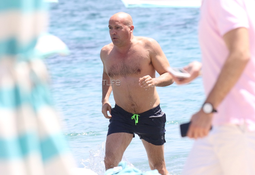 Ο Billy Zane συνεχίζει τις βουτιές του στην Μύκονο! [pics]