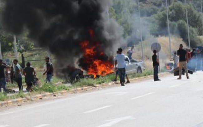 Άμφισσα: Φωτιές, απειλές και οδοφράγματα μετά την κηδεία της 13χρονης – Η πρώτη σύλληψη δεν μετριάζει την οργή [pics, vid]