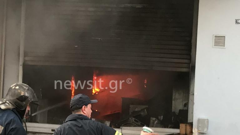 Μεγάλη φωτιά στο Περιστέρι – Καίγεται αποθήκη με ηλεκτρικά είδη – Κοντά σε σπίτια οι φλόγες