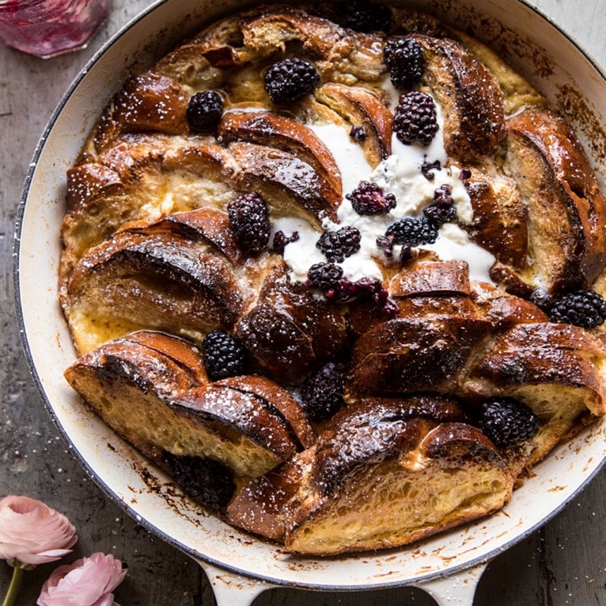 French toast σουφλέ με τσουρέκι και μαρμελάδα βατόμουρο