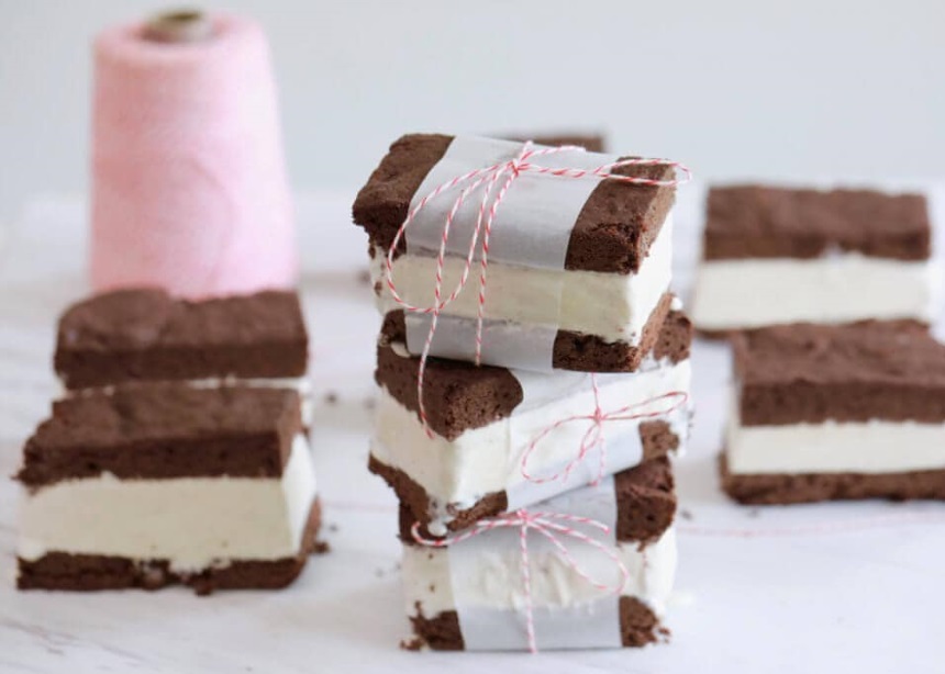 Συνταγή: “Σάντουιτς” με Παγωτό και Βάση για τούρτα σοκολάτας ΓΙΩΤΗΣ που θα κάνουν πιο απολαυστικό το καλοκαίρι σου!