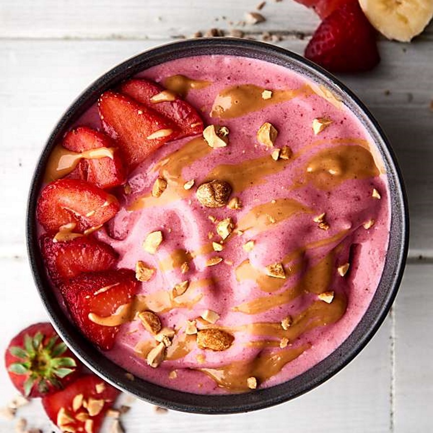 Smoothie bowl με φράουλα και φιστικοβούτυρο