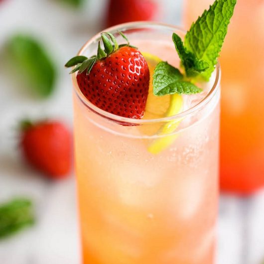 Sparkling λεμονάδα με φράουλα | tlife.gr Sparkling λεμονάδα με φράουλα | tlife.gr