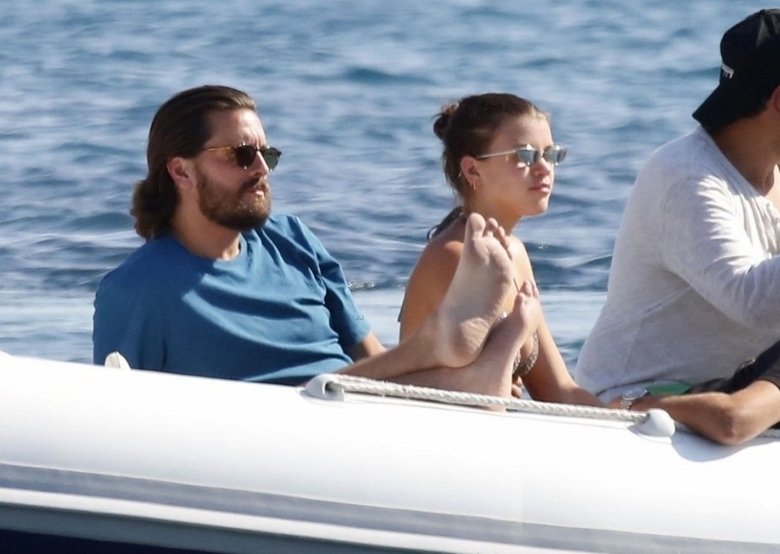 Scott Disick: Ο πρώην της Kardashian στην Μύκονο με την 19χρονη σύντροφό του! [pics]