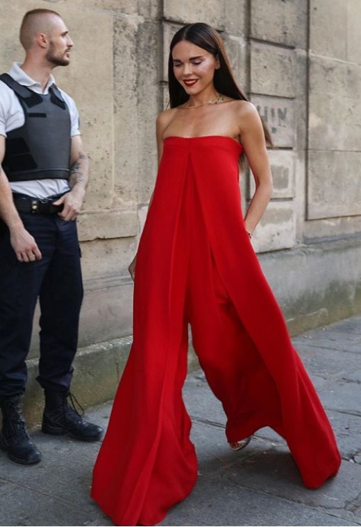 Παρίσι με κόκκινη jumpsuit