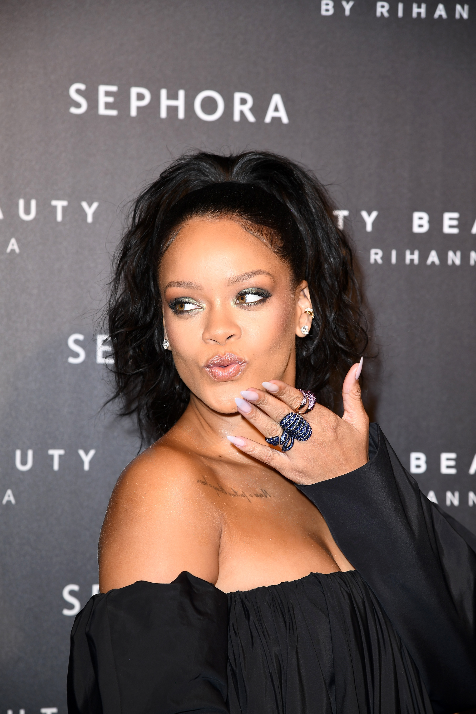 Η Rihanna φοράει το highlighter σαν κραγιόν (και θα το κάνουμε κι εμείς)!