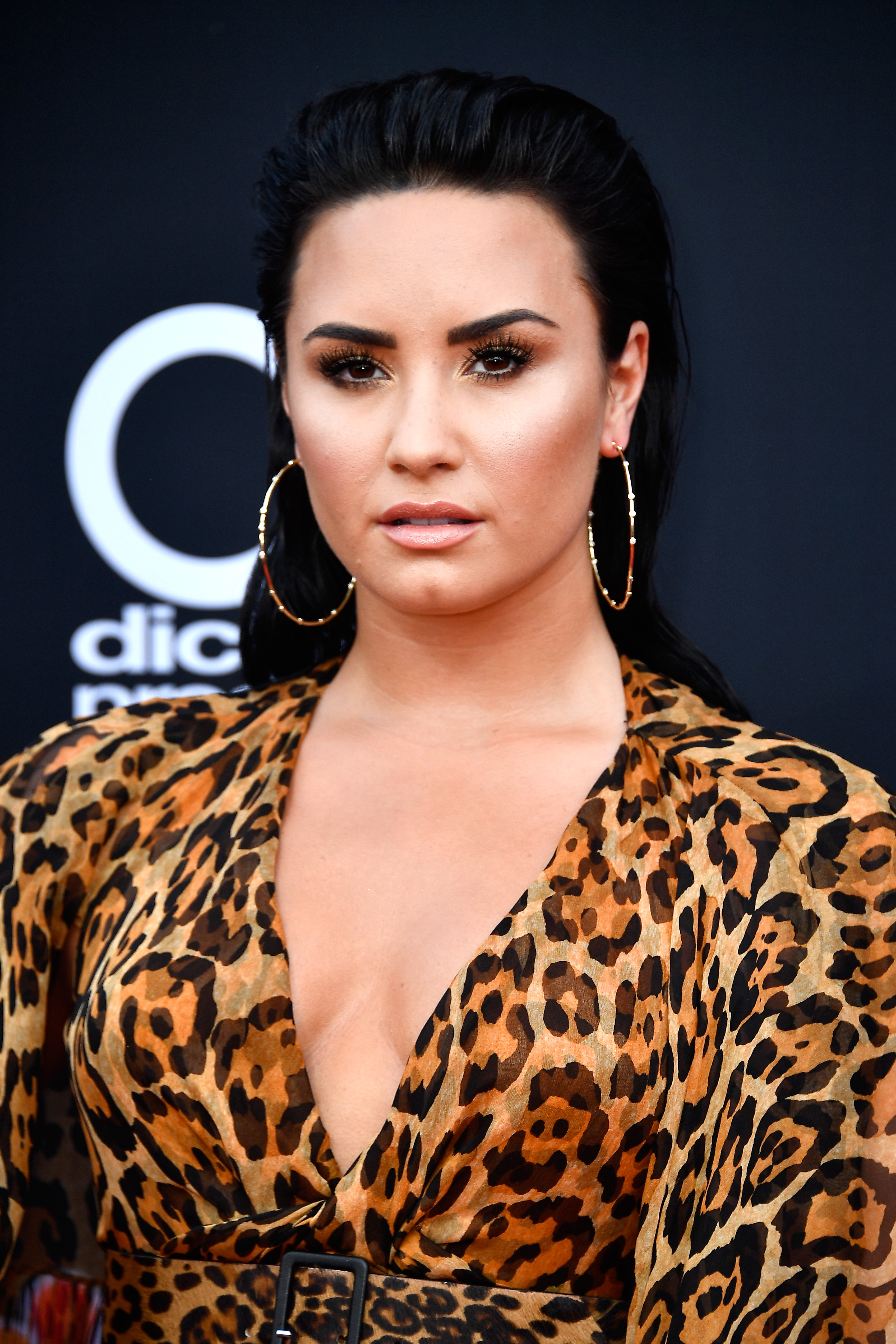 Η Demi Lovato έχει τις τέλειες φακίδες και απορούμε γιατί τις κρύβει!