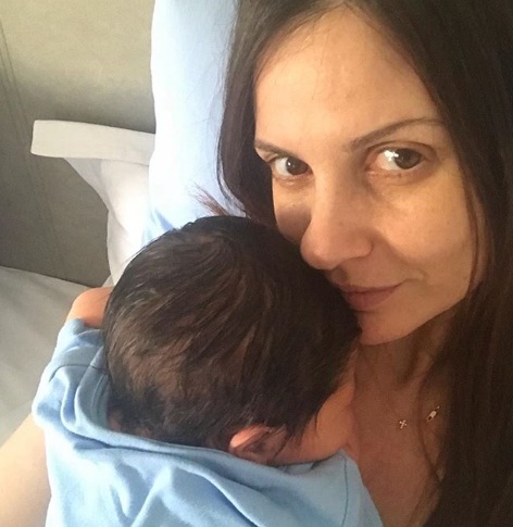 Ελένη Καρποντίνη: Οι πρώτες καλοκαιρινές διακοπές με τον νεογέννητο γιο της! [pics]