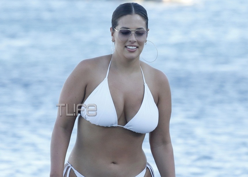 Ashley Graham: Το διάσημο juicy μοντέλο συνεχίζει τις βουτιές του στην Μύκονο! [pics]