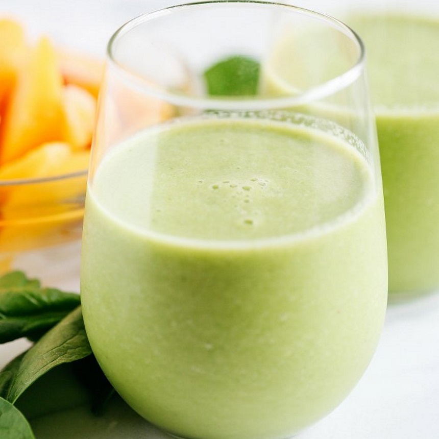 Detox smoothie με σπανάκι και ροδάκινα