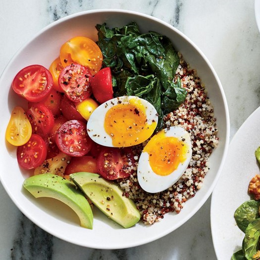 Quinoa bowl με αυγό, αβοκάντο και kale