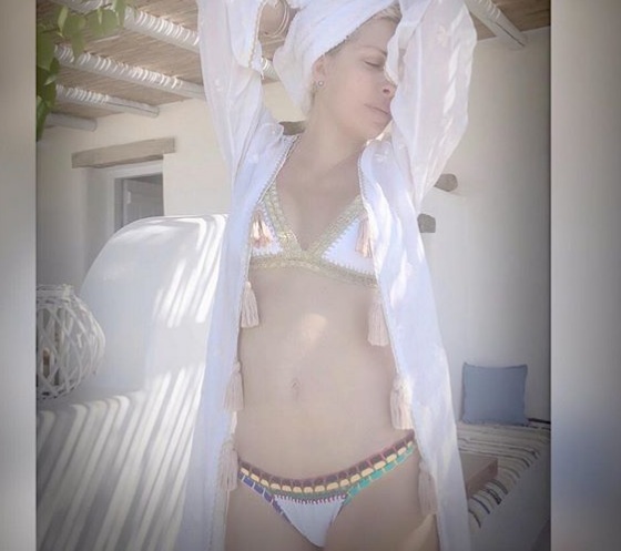 Ελένη Μενεγάκη: Το σέξι καφτάνι, στην μαγική παραλία της Ίου! [pic]
